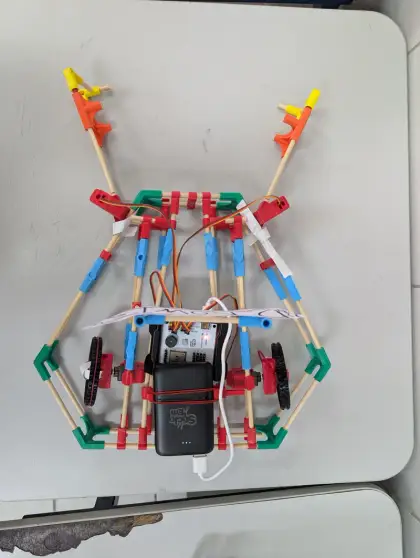 A hexagon claw bot from above